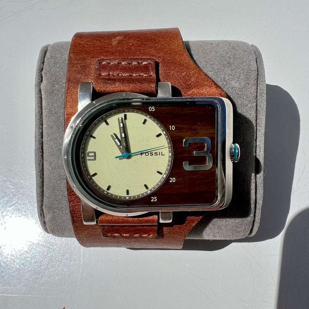 Men’s vintage Fossil watch JR9540 - wood grain face, leather band. Made in 2006